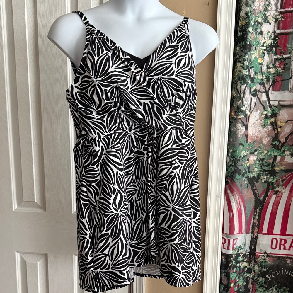 Lands' End Black and White Leaf-Print swimsuit